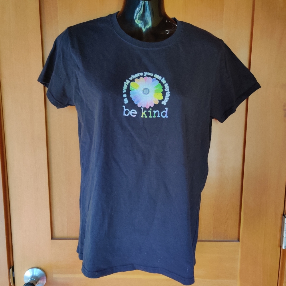 5/$25💖 "be kind" black tee shirt 🌼